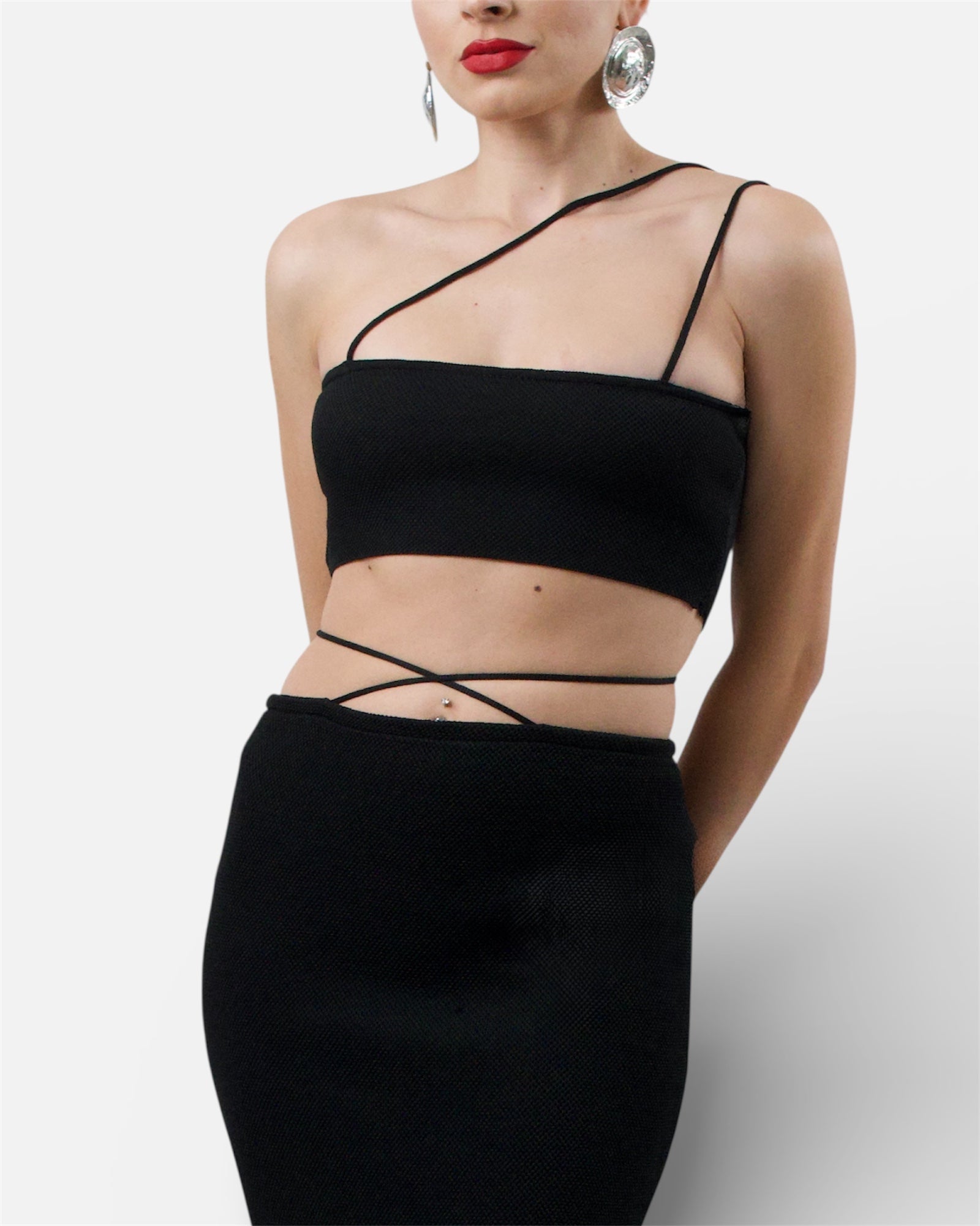 Μαύρο strapless crop top με λεπτομέρεια λουράκι