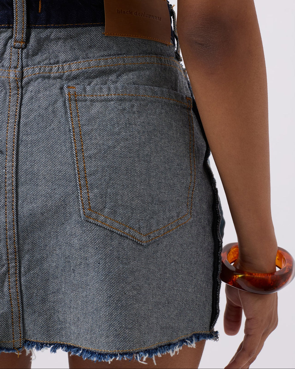 Μπλε denim μίνι φούστα με ανάποδες λεπτομέρειες
