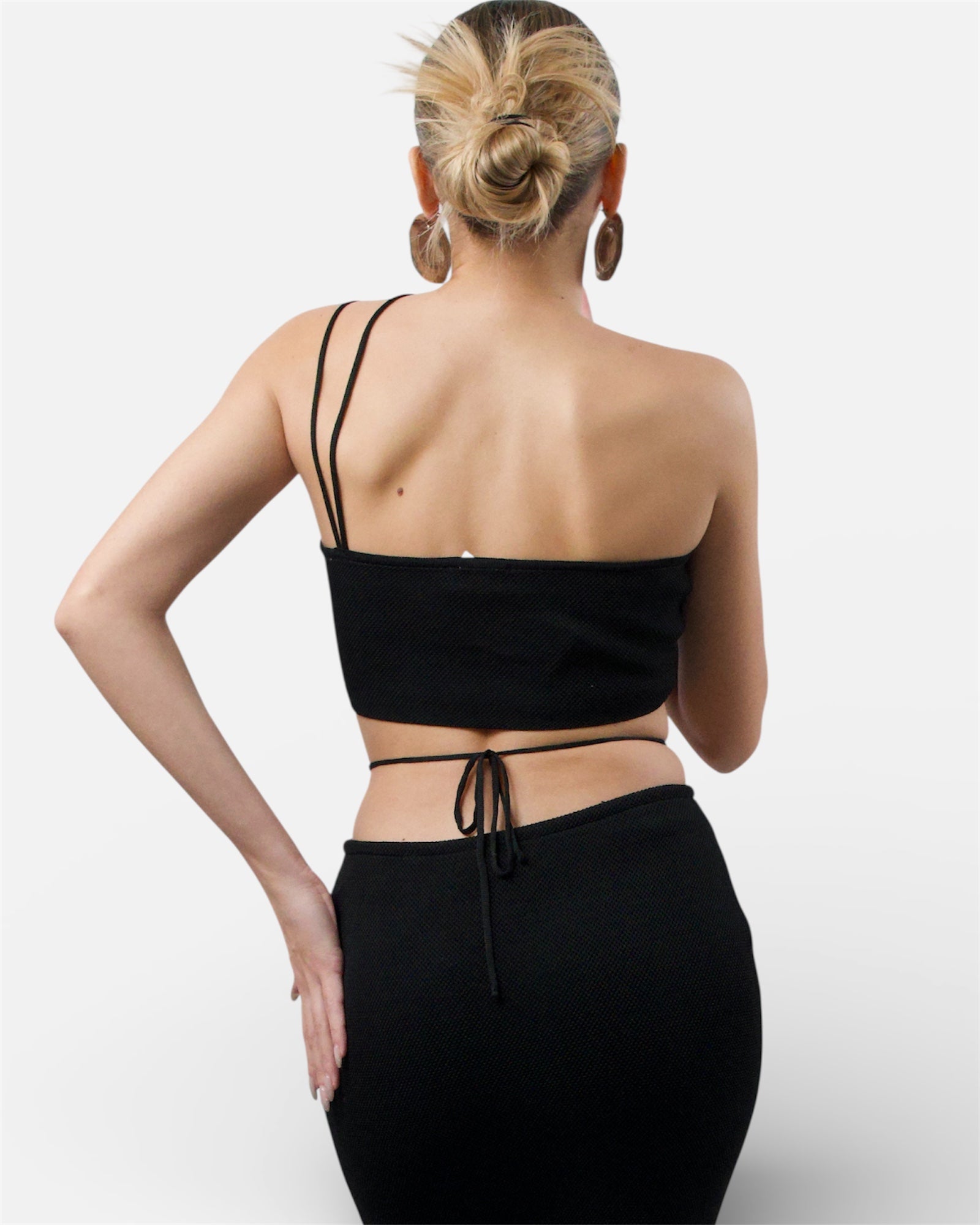 Μαύρο strapless crop top με λεπτομέρεια λουράκι