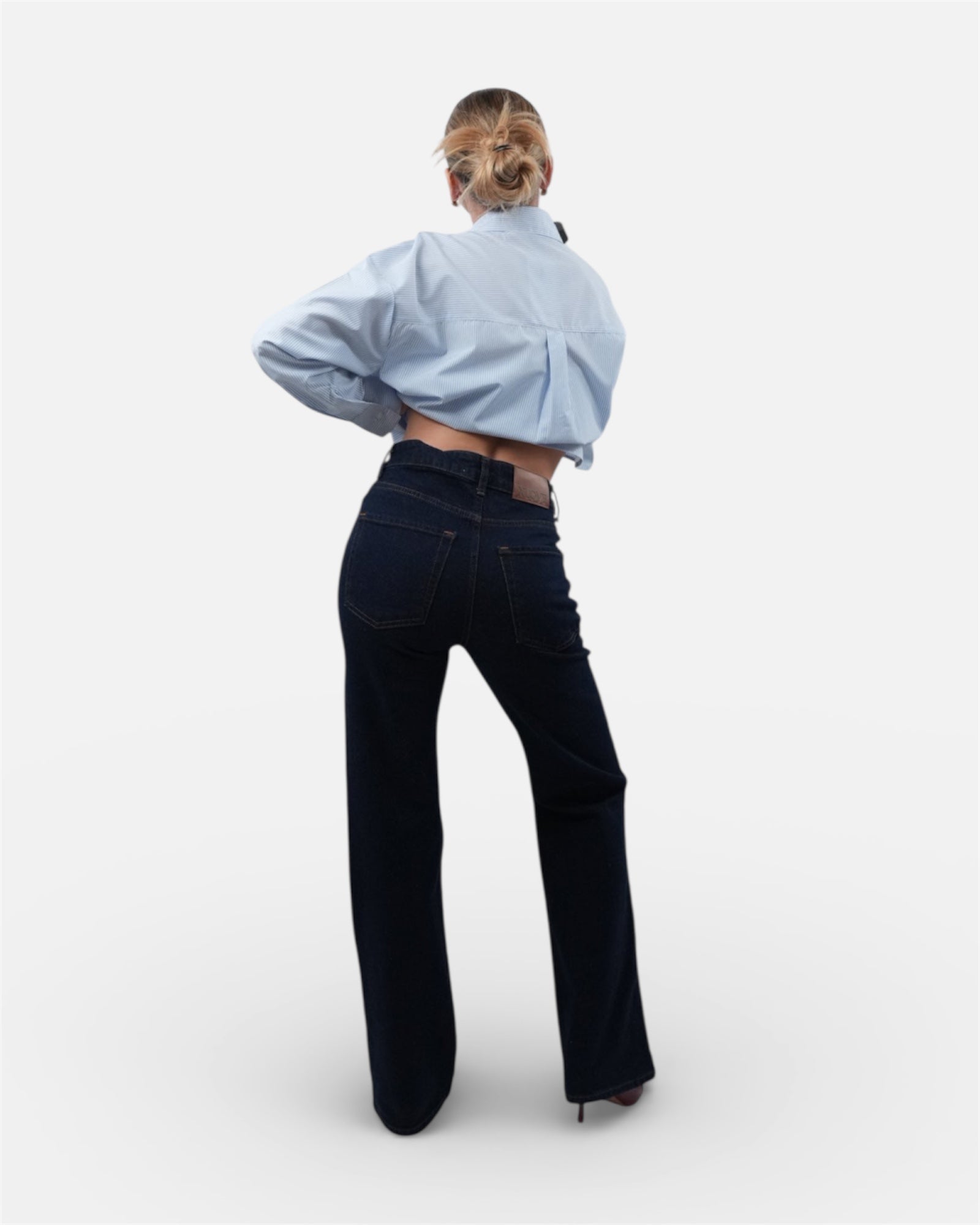 Σκούρο μπλε τζιν με ίσια γραμμή