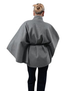 Γκρι καμπαρντίνα με ψηλό γιακά και ζώνη