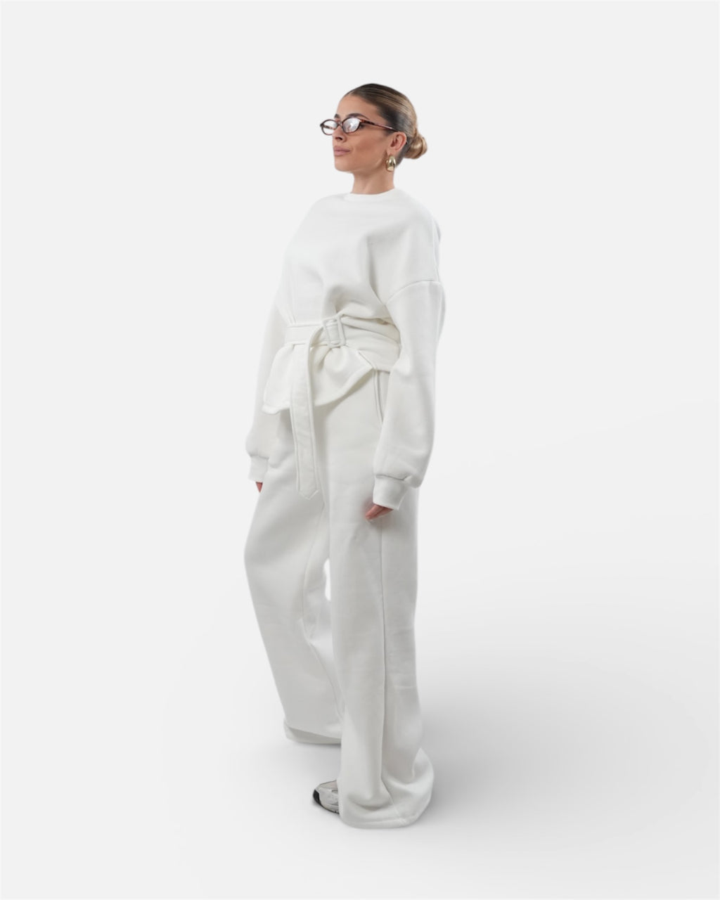 Σετ λευκή oversized φόρμα και  παντελόνι με ενσωματωμένη ζώνη