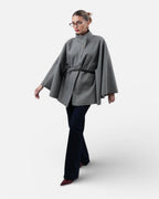 Γκρι καμπαρντίνα με ψηλό γιακά και ζώνη