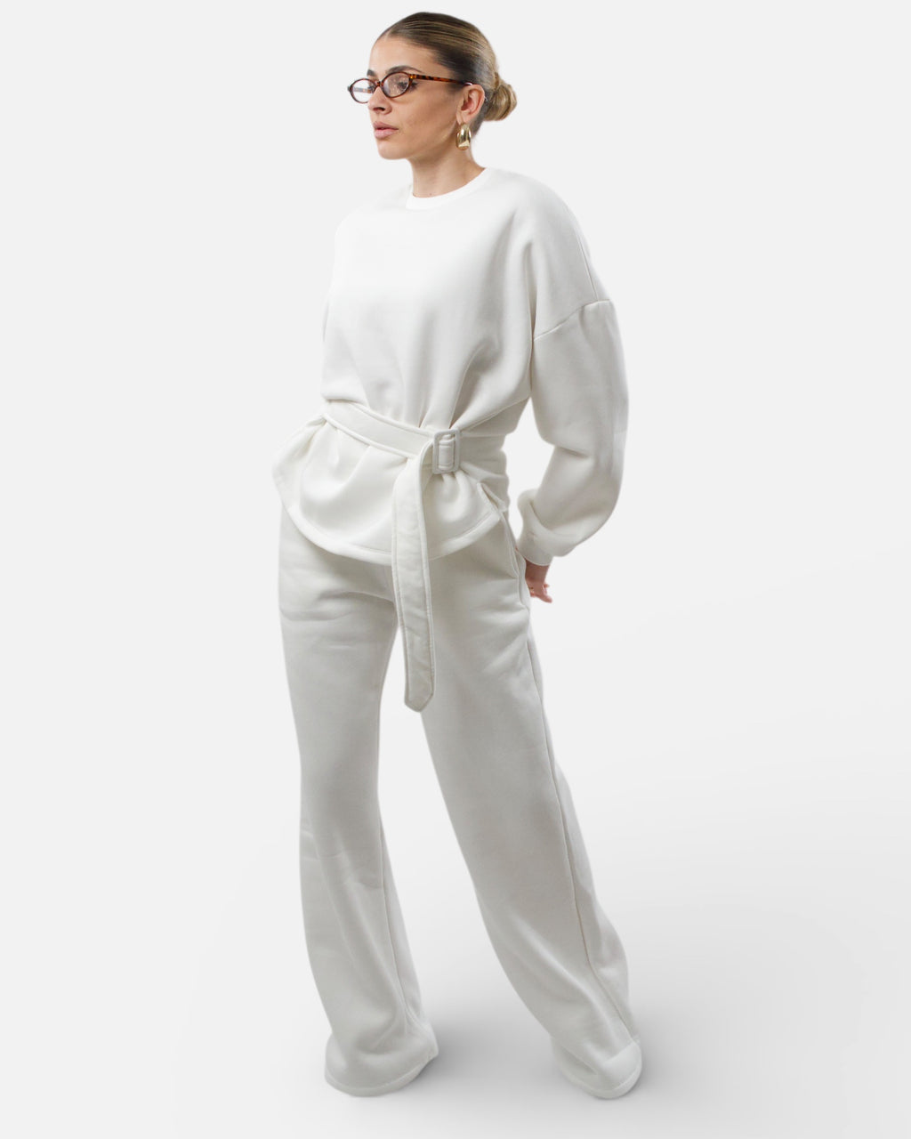 Σετ λευκή oversized φόρμα και  παντελόνι με ενσωματωμένη ζώνη