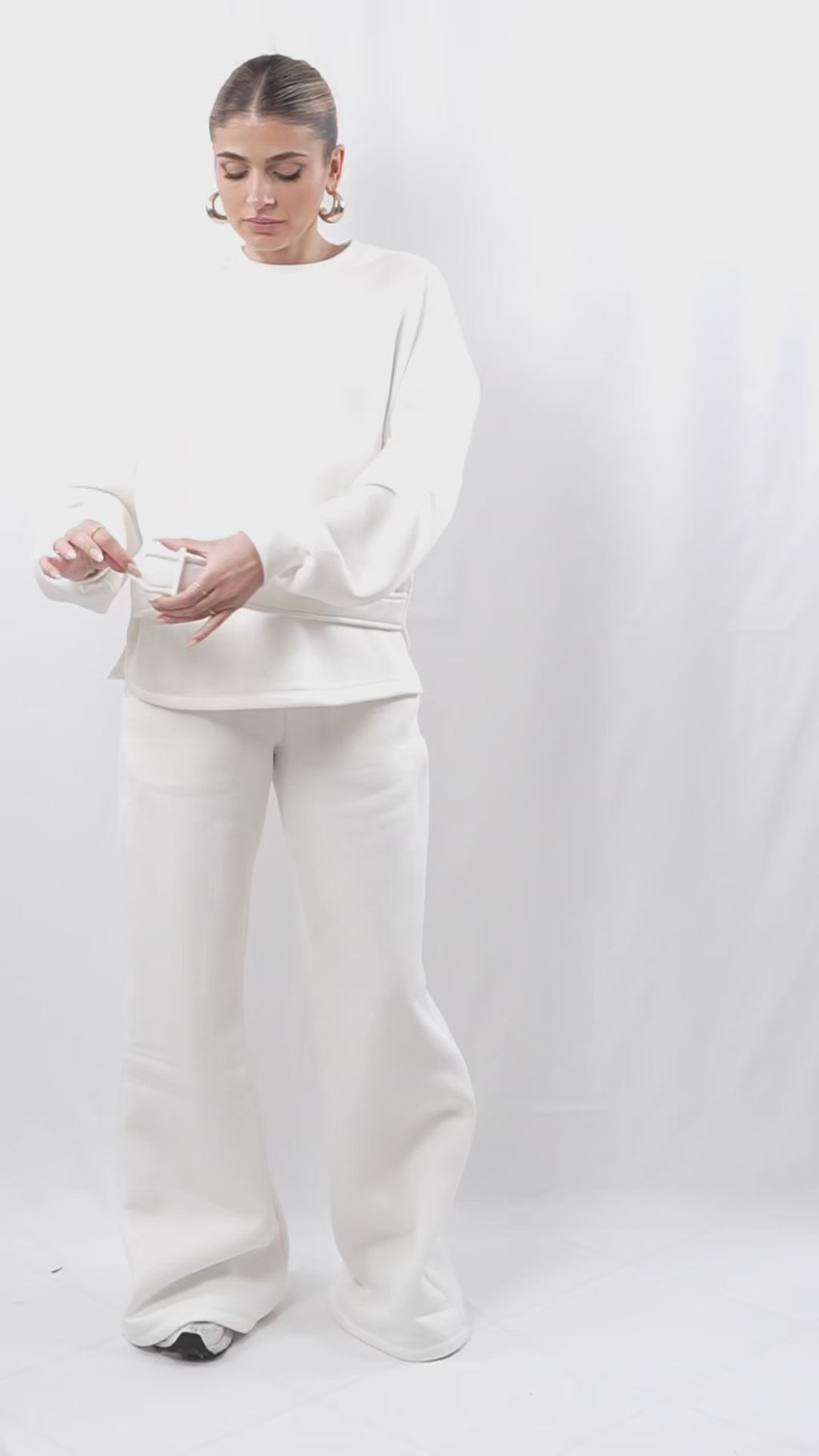 Σετ λευκή oversized φόρμα και  παντελόνι με ενσωματωμένη ζώνη